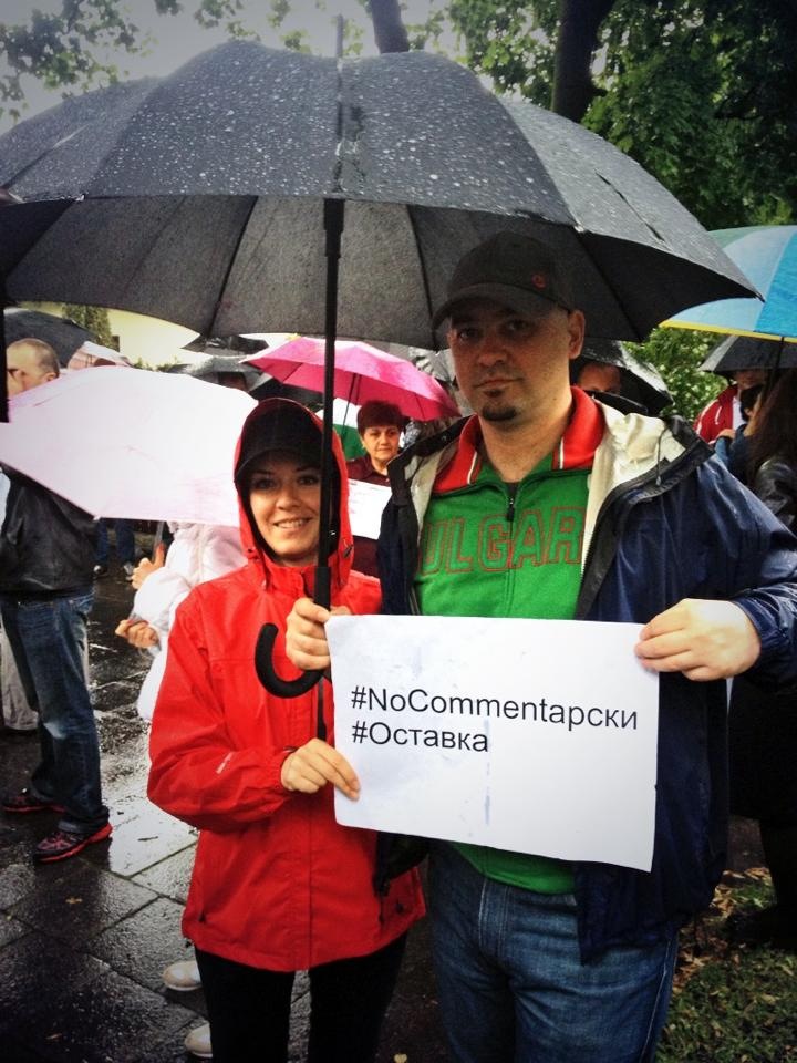 Борислав Киприн с половинката си в днешния масов протест срещу правителството в Мюнхен