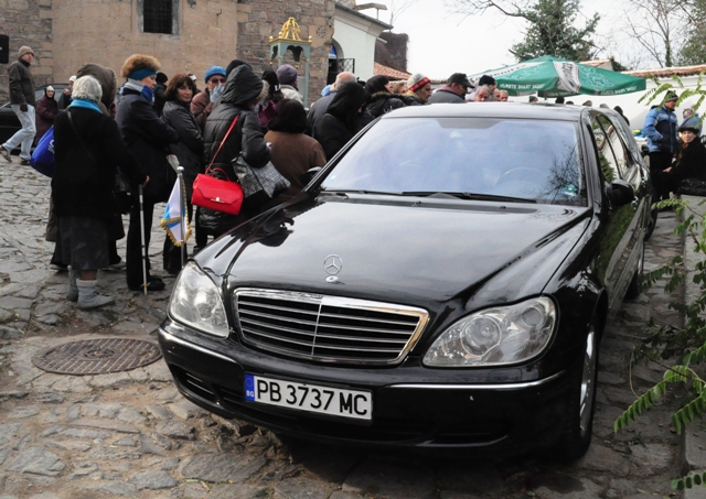 Опашка за купичка изстинала чорба край Мерцедеса на владиката