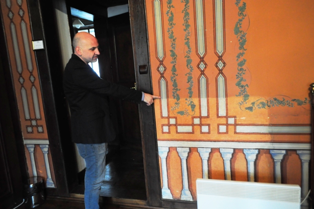 Христо Гюлев в една от спалните в хостела