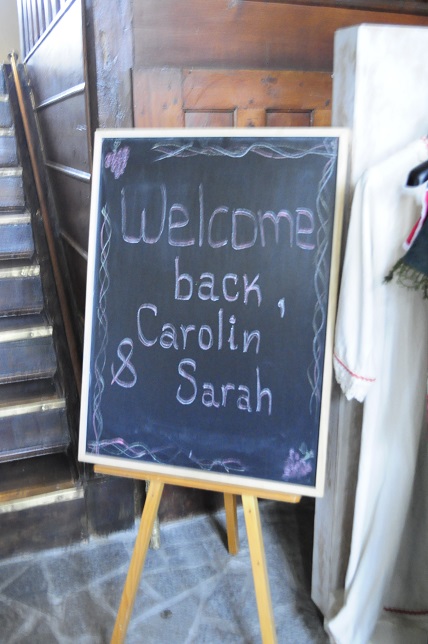 Къщата посреща гостите си индивидуално с имената им