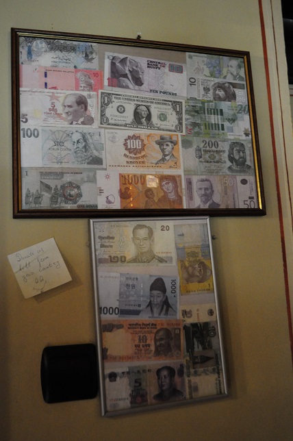 Всеки оставя банкнота от страната си