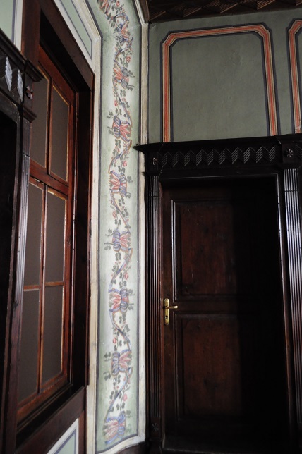 Стените на къщата са изрисувани на ръка