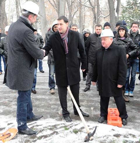 Кметът стиска ръка на арх. Прокопиев за началото на реконструкцията на парка под бурните освирквания на протестиращите