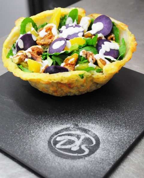 Салатките, сред които лилави картофки, в кошничка от пармезан