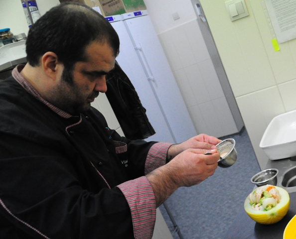 Гърков обгрижва салатата си в пъпеш