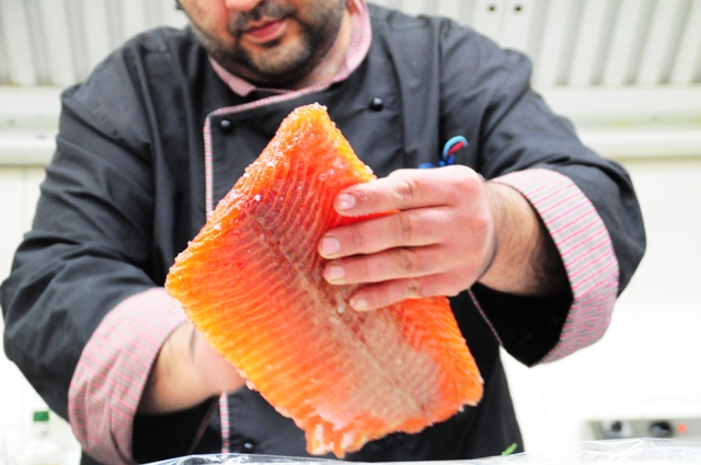 Готвачът на Пиачере обработва маринованата си сьомга
