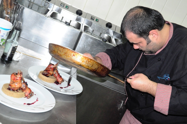 Маестро Гърков рисува край пълнените си пъдпъдъци