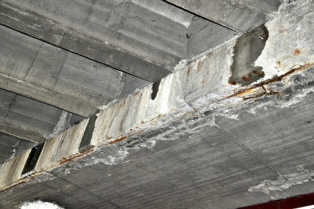 От четири места тече само в началото на подлеза