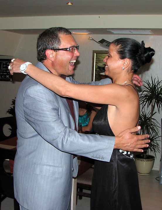 Росен Димов прегръща домакинката на партито Антония Вълканова