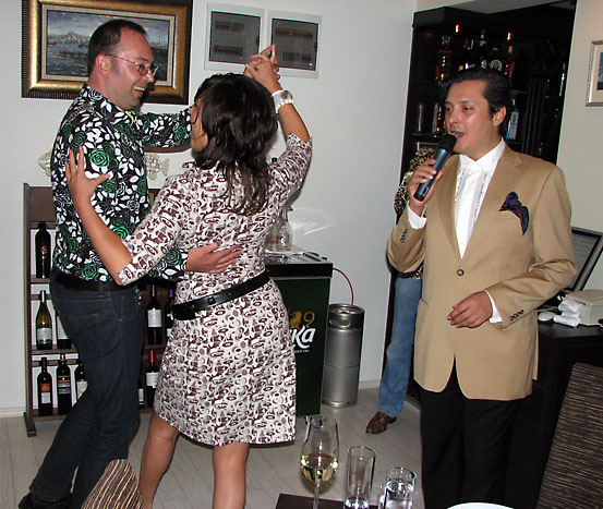 Васил Петров изкара гостите на дансинга