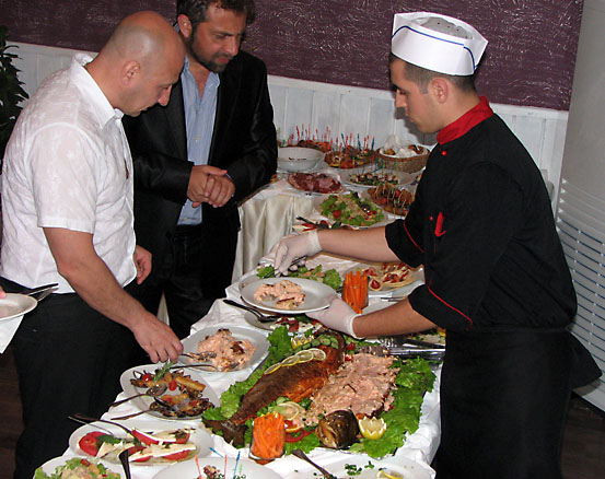 Отрупаната с деликатеси маса изкуши всички гости