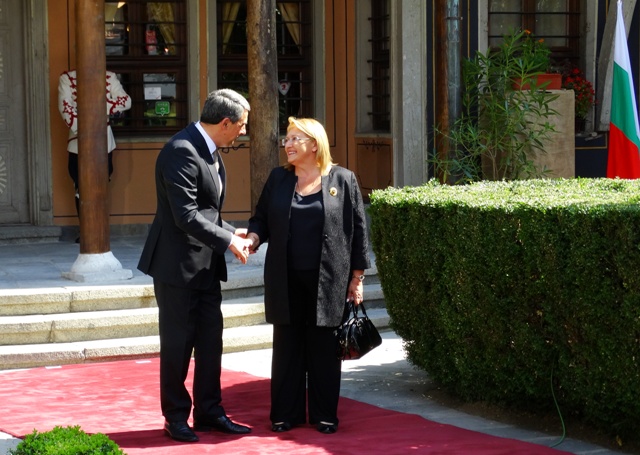 Плевнелиев посреща единствената дама в компанията- малтийският президент Мари-Луис Колейро Прека 