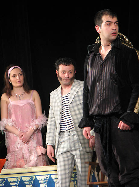 Димитър Рачков облечен, в епизод от спектакъла