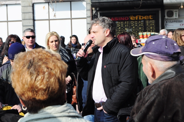 Депутатът Ташков държи реч пред протестиращите