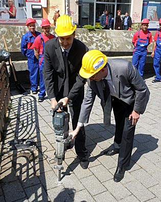 Първата копка на 10 май, 2011-та- губернаторът Тотев и зам.-кметът Долев откриват строителния обект