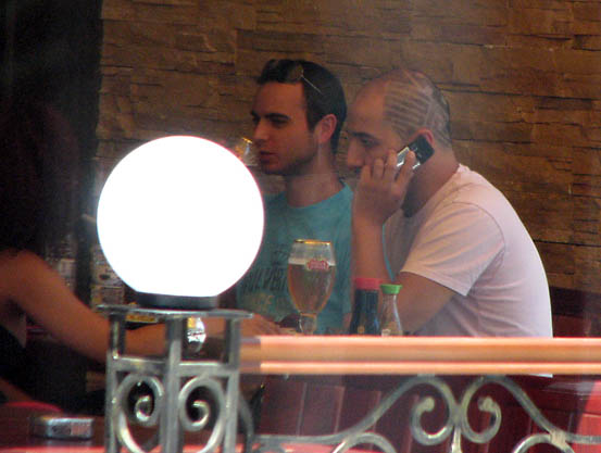 Румънеце съчетаваше обяда и бирата с говорене по телефона