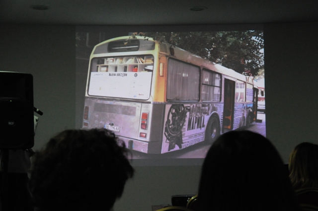 Библиобуса на центъра малко след реконструкцията на архитектите...