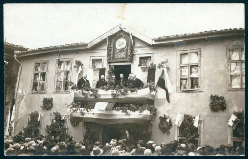 Тържество пред пловдивския дом на Иван Вазов през 1929 г. Личен архив на Недко Каблешков