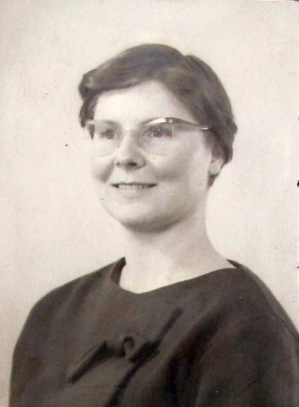 Мери Мейсън като млада учителка 