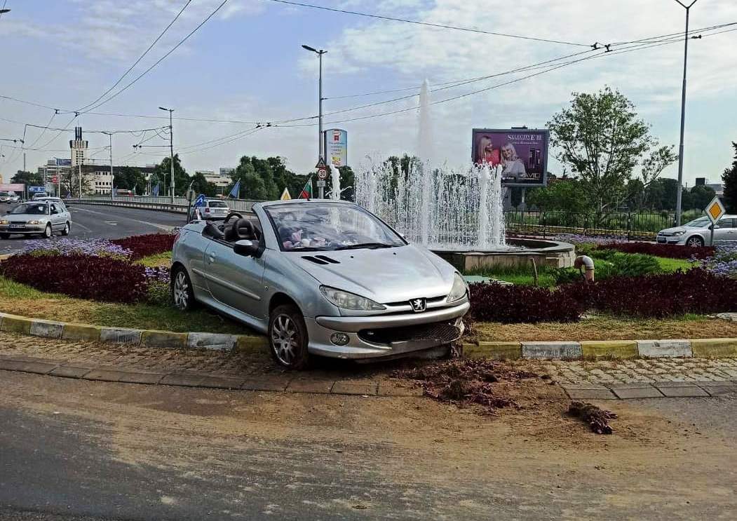 Пияна шофьорка се вряза в кръговото на Водната палата