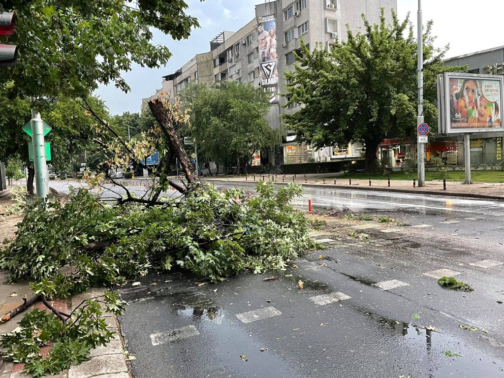 Буря отнесе чадър в Капана