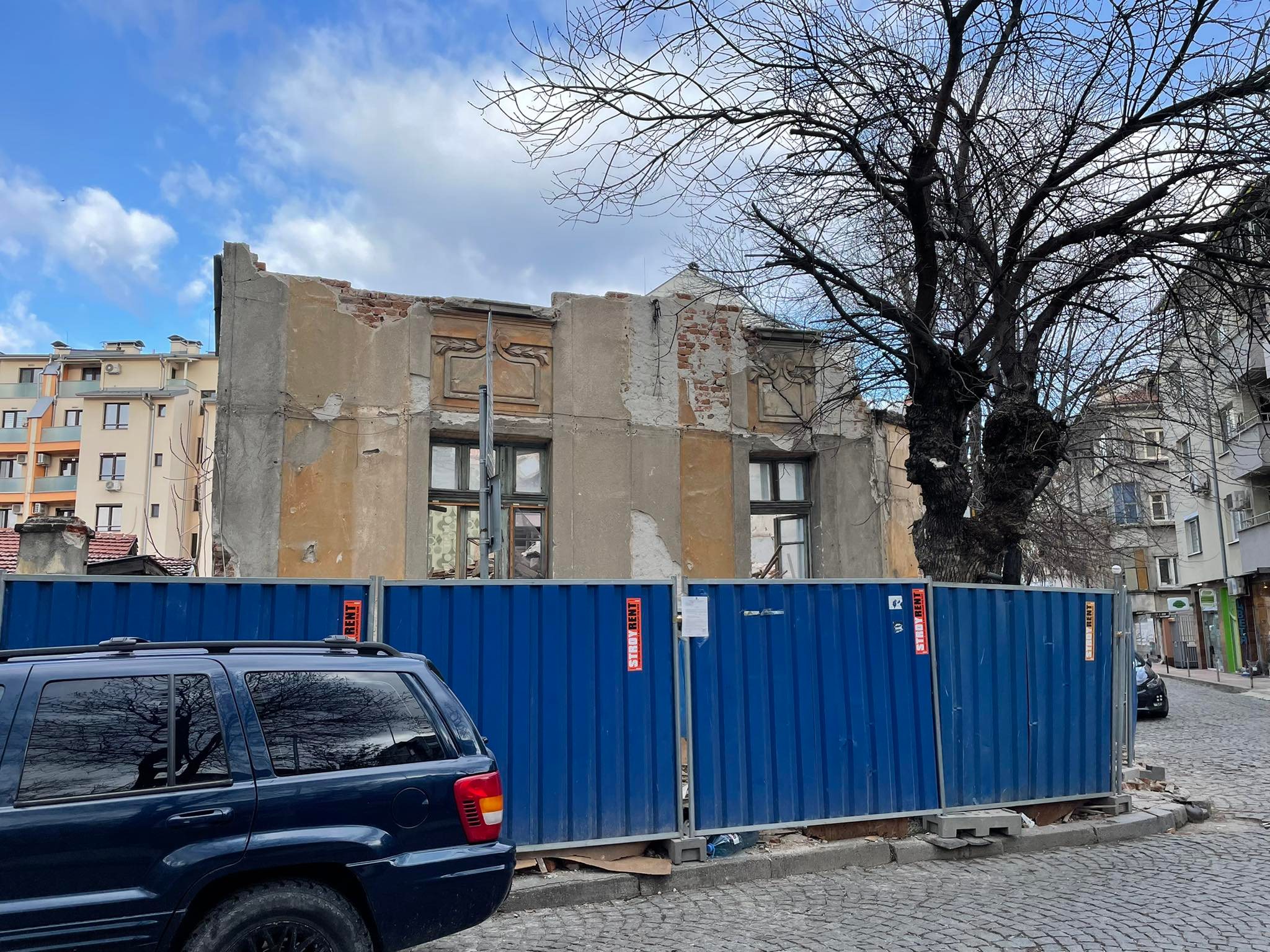 Събарят вековна сграда край Четвъртък пазара в Пловдив