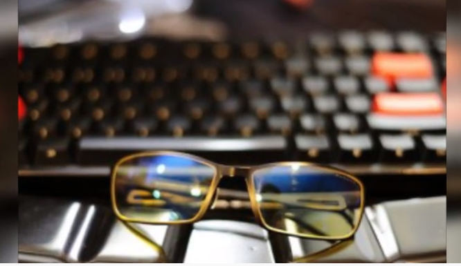 очила и лаптоп зрение