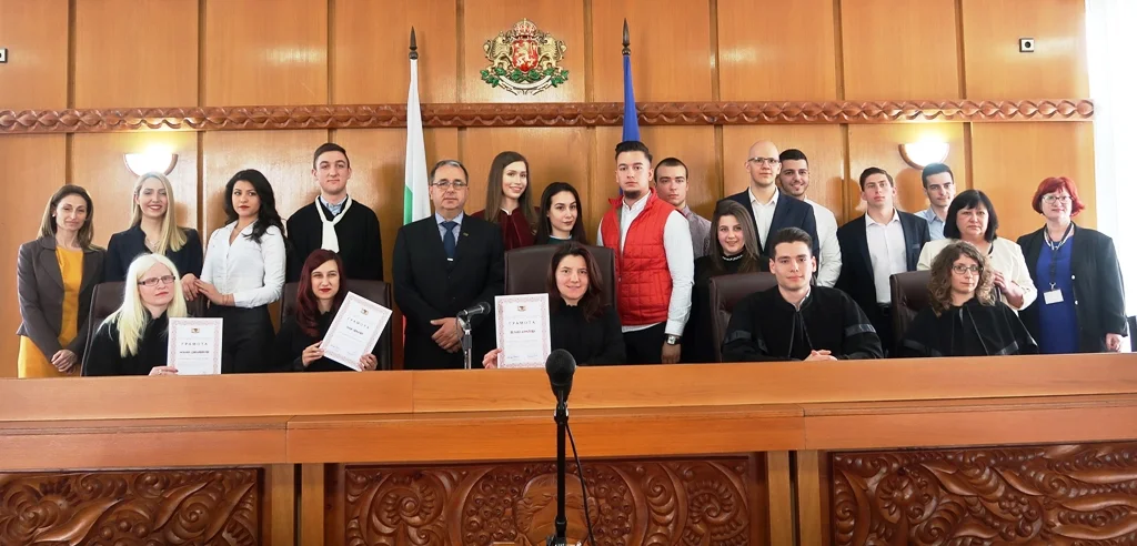 ученици в съда