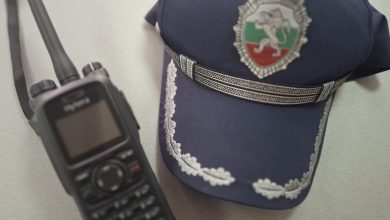 полицейска шапка и радиостанция